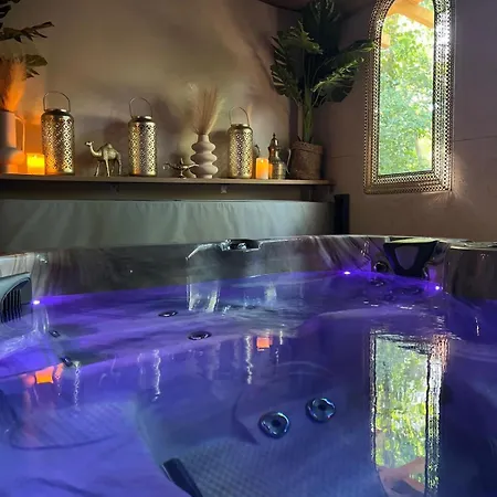 Love hotel Suite 1001 Merveilles jacuzzi parenthèse intime&relaxante Lagrace-Dieu