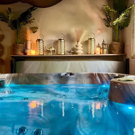 Suite 1001 Merveilles jacuzzi parenthèse intime&relaxante Love hotel *