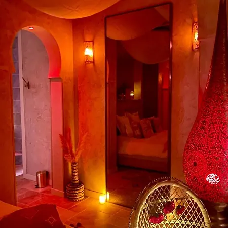 Suite 1001 Merveilles jacuzzi parenthèse intime&relaxante Love hotel *