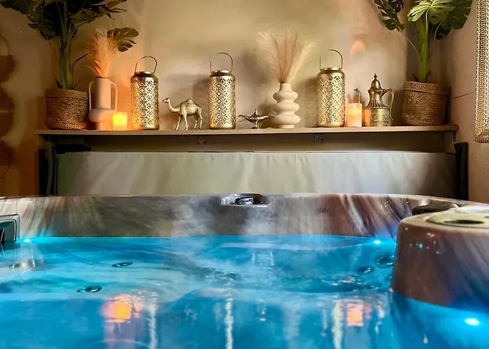 Suite 1001 Merveilles jacuzzi parenthèse intime&relaxante Love hotel *